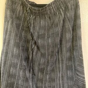 Women’s knee length sweat resistant skirt,pockets and drawstring Athleta size 22